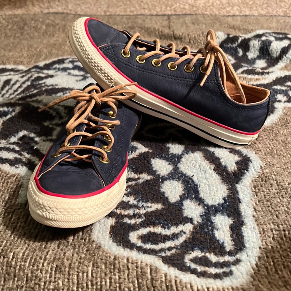 Converse, all-star chuck Taylors size 6 in men’s 8 in women.